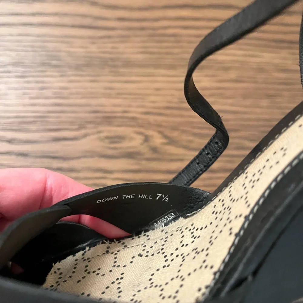 Kenneth Cole, Black wedge sandal, 7.5M - Picture 5 of 9